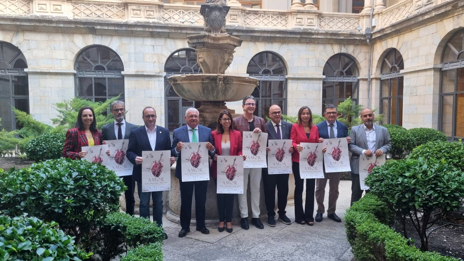 Foto de familia con el cartel de la edición del festival dedicada al amor.
